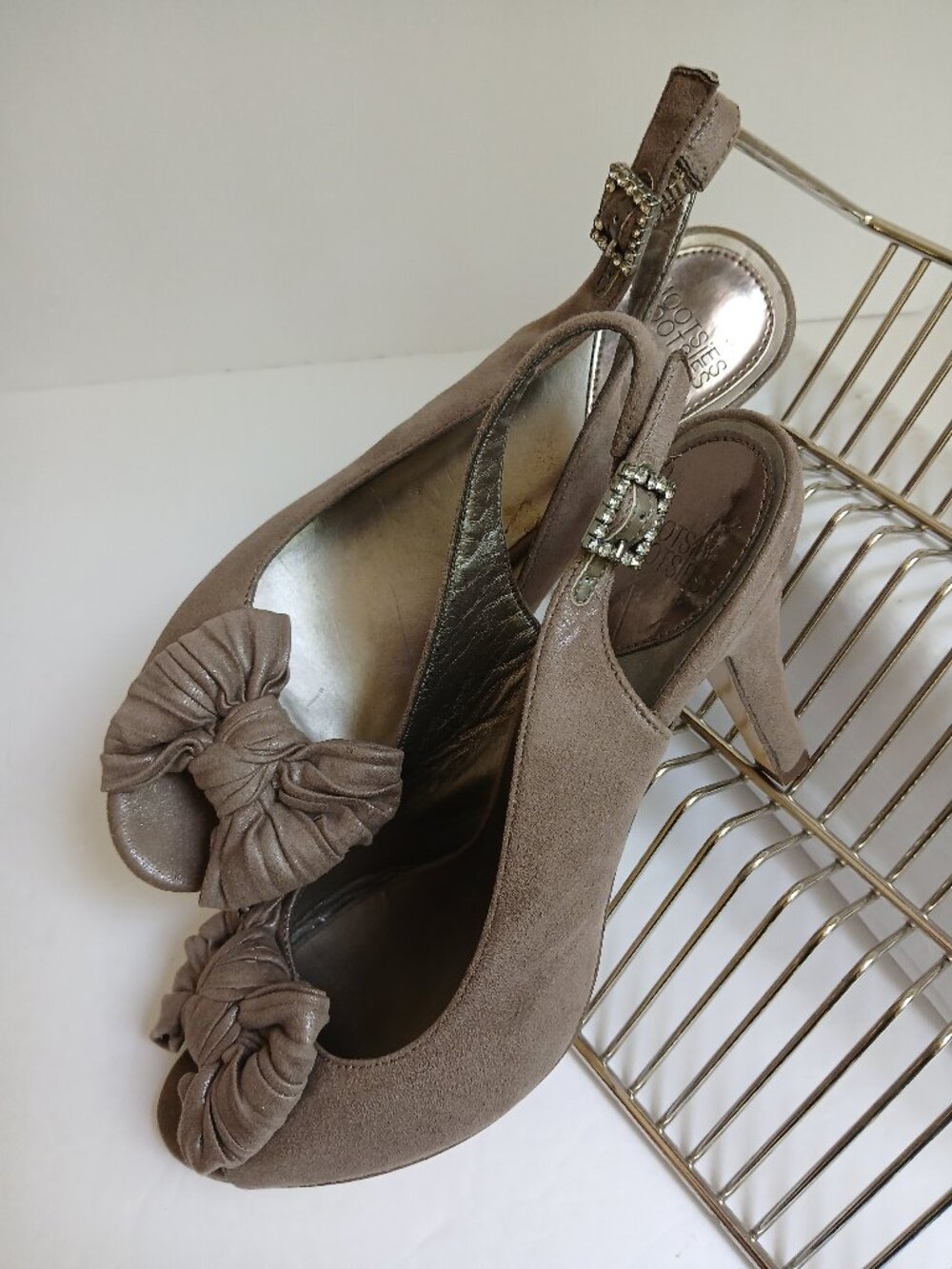 Y2K "BetteBruce" Silver Infused Taupe Suede PeepToe BowTop SlingbackHeels Sz10